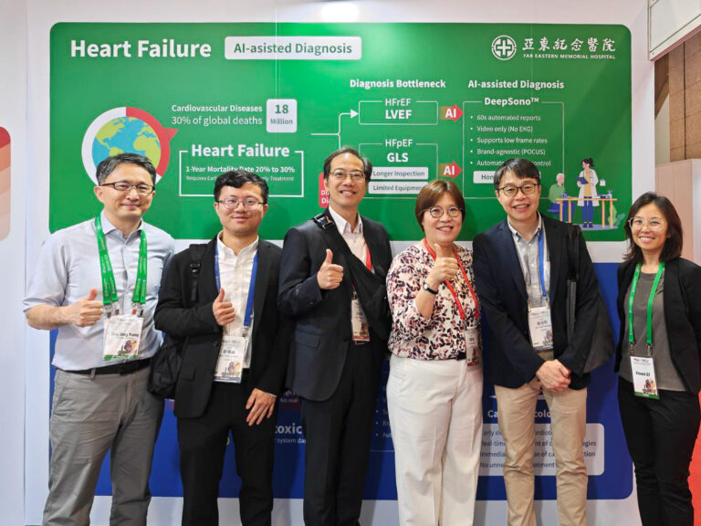 亞東醫院心臟血管內科的醫療團隊於采風智匯的展位上合影